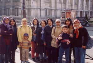 horel-de-ville penulis ( paling kiri) berfoto bersama teman-teman di Hotel de Ville
