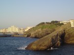 Biarritz dari balik batu karang pantai