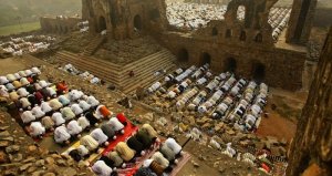 Umat Islam shalat di antara puing-puing masjid
